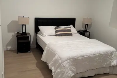 Image de Modern 2br 98 Walk Score to Nightlife & Dining - Free Parking & private patio