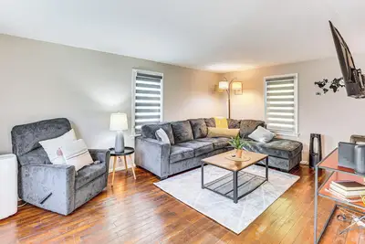 Image de Cozy Home 4 Mi to Ysu Campus: Penguins Welcome!