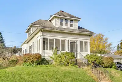 Image de 1 Mi to Downtown Dubuque! Spacious Home