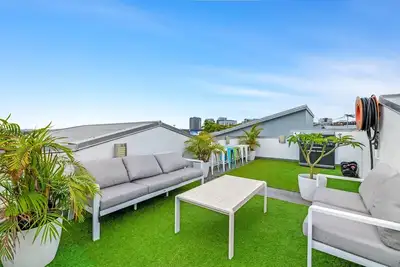Image de Spacious 2-Bed with Private Rooftop & Bbq Access