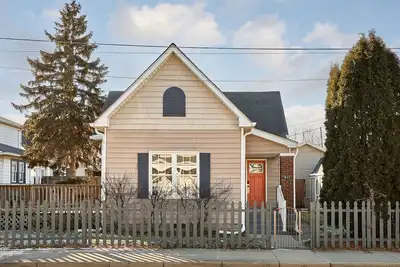Sleek Modern Indy Home w/ Yard, Bbq & Easy Access