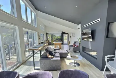 Image de Point de détente à Pont-Rouge dans la belle région de Portneuf! Le chalet est situé au cœur du Domaine du Grand Portneuf reconnu pour ses espaces et sa proximité aux activités de plein air.