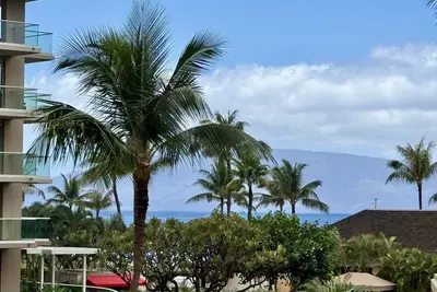 Image de Summer Sale! Elegant 2br Condo w Lanai, Pools & Beach Access - Honua Kai K204