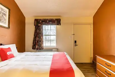 Image de Practical Pet-Friendly Queen Bedroom with Seasonal Outdoor Swimming Pool