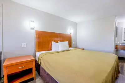 Image de Affordable 2-Unit Gem Perfect for Business and Relaxation Near Comstock Field