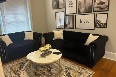 Image de Spacious 2 bedroom with a Deck in center city