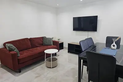 Image de Bright 3-bedroom home near Manchester city centre with fast WiFi and excellent public transport access. Ideal for city breaks, families, professionals, and business stays, close to shopping, dining, and major attractions.