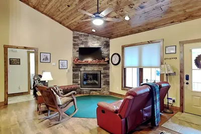 Image de Buzzy Bee Lodge | Hot Tub, Fire Pit, Pet-Friendly