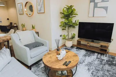 Image de Stylish 2-Bed, 2-Bath Apartment with Balcony • Walk to Town Centre