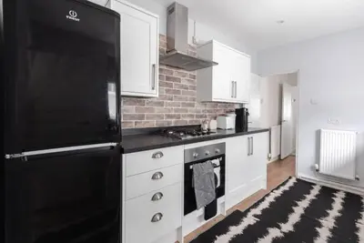 Image de Modern 3-bed house in Portsmouth near transport & stadium - free parking included