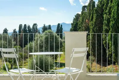 Image de Modern & Bright 2br Retreat with Balcony