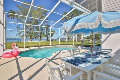 Image de Waterfront Getaway w/ Private Dock & Pool