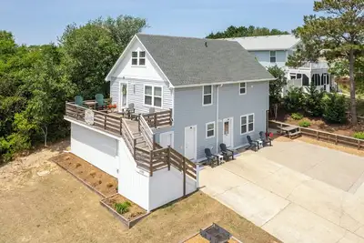 Image de Palm Leaf Suite -Charming 2-bd/1 bath apt in heart of the Obx. 1st Level Unit.