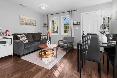 Image de 5 Min to Downtown | 7 to Duke | Washer + Dryer