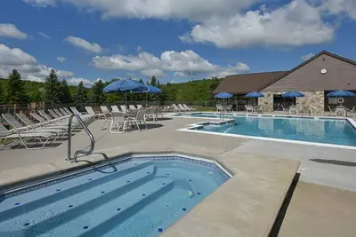 Image de Rustic Luxe 4br Condo | Fireplace, Deck + Pools