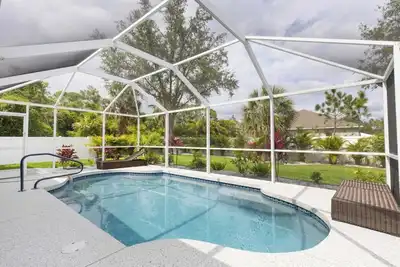 3br Home with Pool and Parking, Solar Power