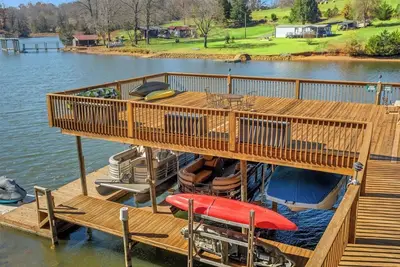 Image de Lakefront • Dock and Boat Access • Resort Pool +Golf