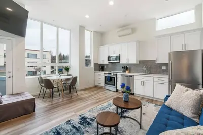 Image de Near Downtown • 10 Mins from Airport + Parking