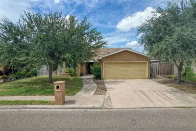 Image de Private Fenced Backyard•Pet Friendly•Mins to Malls