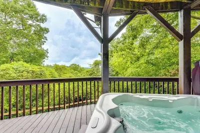 Image de Hawk’s View Chalet - Hot Tub + Mountain Views