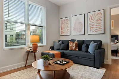 Image de Italian Village Retreat - 2Bed 2Bath w Free Parking, Gym, Pool, Workstation