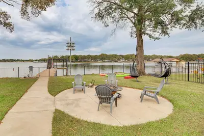 Image de Private Dock & Yard! Modern Getaway in Mabank