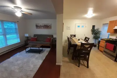 Image de Rare Townhouse #2! . 11min Walk Downtown- Parking! -Winter discount