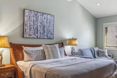 Image de *New On Market, One Spacious Room with King bed & Sofa bed with pool and hot tub