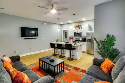 Image de 2 Mi to Mercedes-Benz Stadium: Westside Townhome