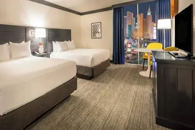 Image de Strip View Double at Oyo Las Vegas | Casino Access + Onsite Bar & Restaurant
