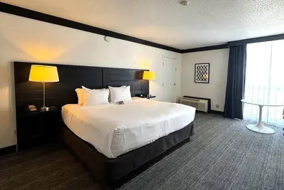 Image de Contemporary Vegas Stay Near Bellagio + Bar & Casino Access