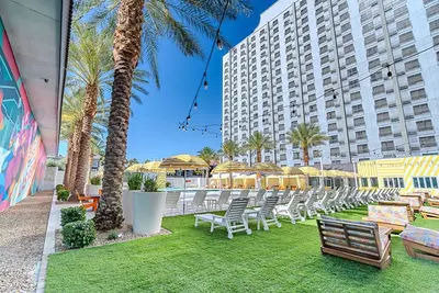 Image de 2 Vegas Rooms Near Bellagio + Seasonal Pool, Casino, and On-Site Dining Options