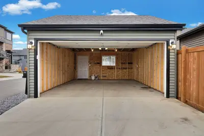 Image de Luxurious Home in Orchards Edmonton