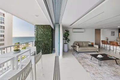 Image de Urban Oceanfront Condo, King Bed, Battery Back-up, 2 Pools, Free Parking