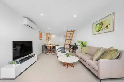 Image de Light Filled 2bdr Loft in Kingston with Parking