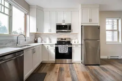 Image de Contemporary 3  Beds and  2. 5 Bath close to fraser valley university, shops etc