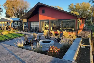 Image de Lake St Clair Waterfront Cottage - Private Boat Launch & Dock - Fishing - Beach.