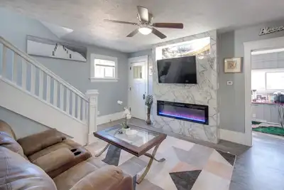 Modern & Convenient! Group Stay in Highland Square