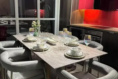 Image de Luxury Lake + Cn Tower View with Swing at Balcony