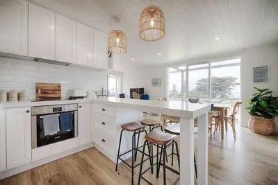 Image de Beach Flat - across the road from the beach!