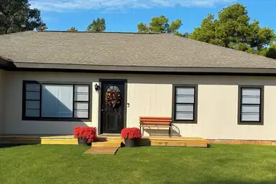 Image de The Bunkhouse- Sleeps 12 in a private and secluded group space.