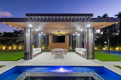 Image de Neon Palms Estate-Pool-Pickleball Court