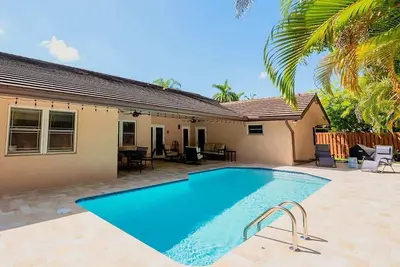 Image de ‼️Poolside Miami Paradise w/ Bbq + Outdoor Lounge