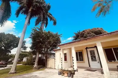 Image de 3-bedroom house in Miami with large yard, jacuzzi and mango tree’s.