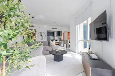 Image de Lake-View Apartment Near City Centre Me’aisem Mall, Mins from Autodrome and Icc Cricket Stadium