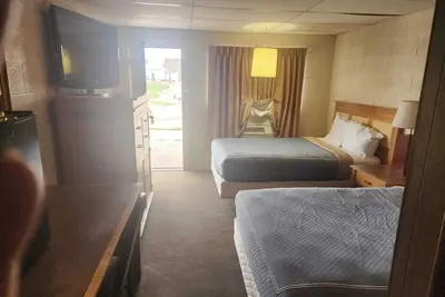 Image de Room with 2 Queen Beds Perfect for Family Road Trips - Explore Chalk Pyramids!