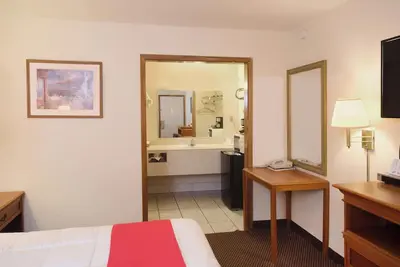 Image de 3 Charming Couple’s Rooms – Near Parks, Dining & Local Gems!