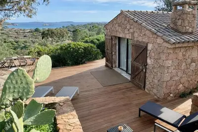 Image de Maisonnette en pierre - Accès direct à la plage
