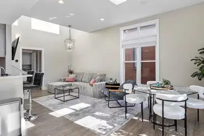 Image de Central Raleigh 2br - Walk to Shops & Dining