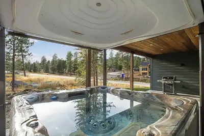 Image de Stunning 5 Bedroom w/ All Ensuite Bathrooms 3800+ Sq. Ft. Hot Tub, Clubhouse!